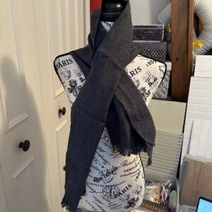 ITEM NO. 41: Gray lambswool scarf. Unisex.
